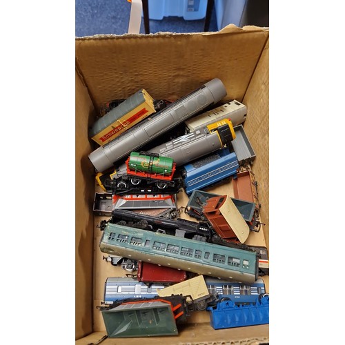 975 - BOX OF VINTAGE TRAIN CARRIAGES & ENGINES - SOME A/F