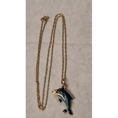 68 - VERY PRETTY 9CT GOLD & ENAMEL DOLPHIN ON A 9CT GOLD CHAIN