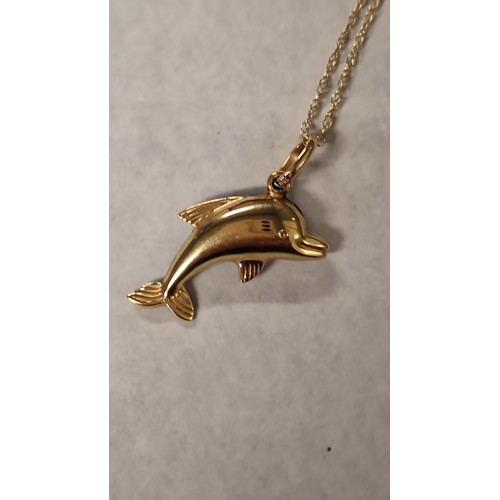 68 - VERY PRETTY 9CT GOLD & ENAMEL DOLPHIN ON A 9CT GOLD CHAIN