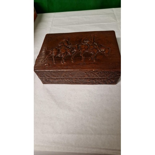 150 - VINTAGE BOX WITH SOLDIER DETAIL TO TOP AND INSIDE IS A LARGE QTY OF DIECAST SOLDIERS INC BRITAINS