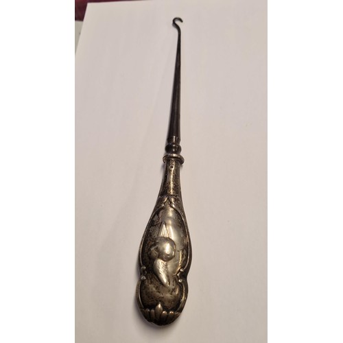 171 - LOVELY VINTAGE LONG BOOT HOOK WITH PRETTY SILVER HALLMARKED HANDLE DEPICTING A CHERUB -  25CMS LONG