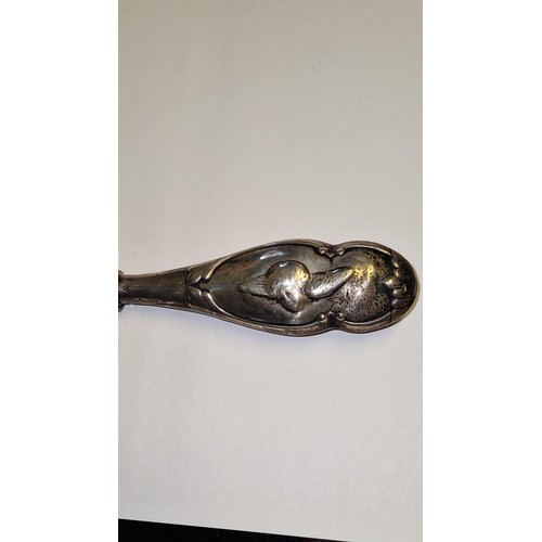 171 - LOVELY VINTAGE LONG BOOT HOOK WITH PRETTY SILVER HALLMARKED HANDLE DEPICTING A CHERUB -  25CMS LONG