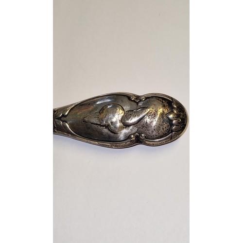 171 - LOVELY VINTAGE LONG BOOT HOOK WITH PRETTY SILVER HALLMARKED HANDLE DEPICTING A CHERUB -  25CMS LONG