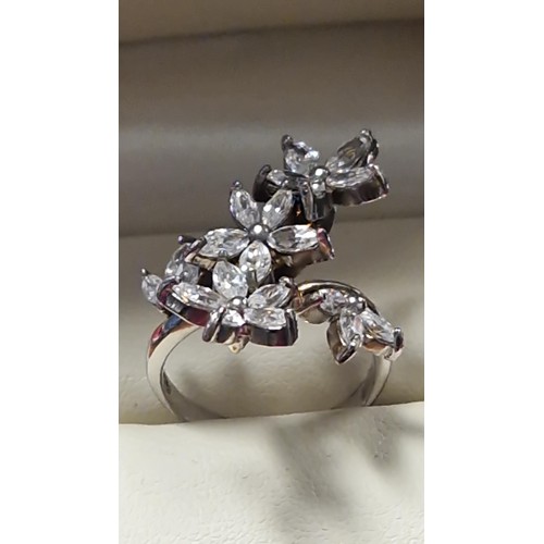 182 - BEAUTIFUL STERLING SILVER STONE SET FLOWER RING - RING SIZE O