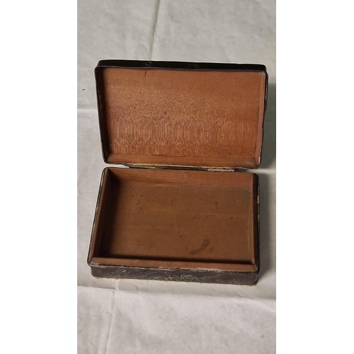 198 - BEAUTIFUL JAPANESE WOOD LINED CIGARETTE BOX DECORATED WITH CRANES TO LID - 11CMS X 3CMS H