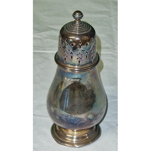 245 - LOVELY SILVER HALLMARKED SUGAR SHAKER - STANDS 15CMS H - WEIGHT 138GRMS