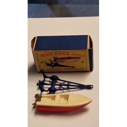 432 - BOXED VINTAGE MATCHBOX NO 48 TRAILER WITH REMOVABLE SPORTS BOAT - GOOD CONDITION