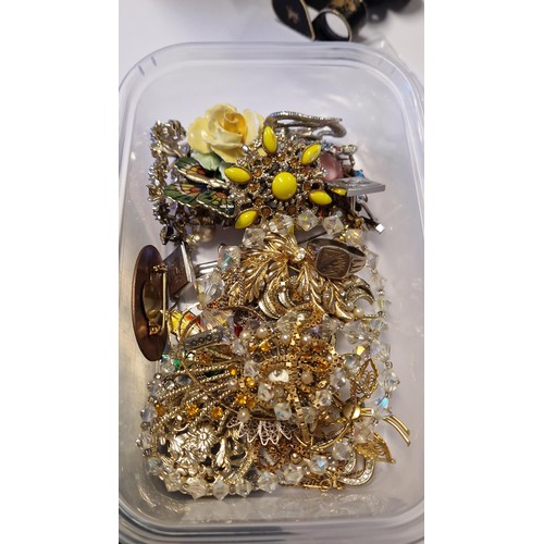 443 - BOX OF VINTAGE BROOCHES , 9CT GOLD ON SILVER RING ETC