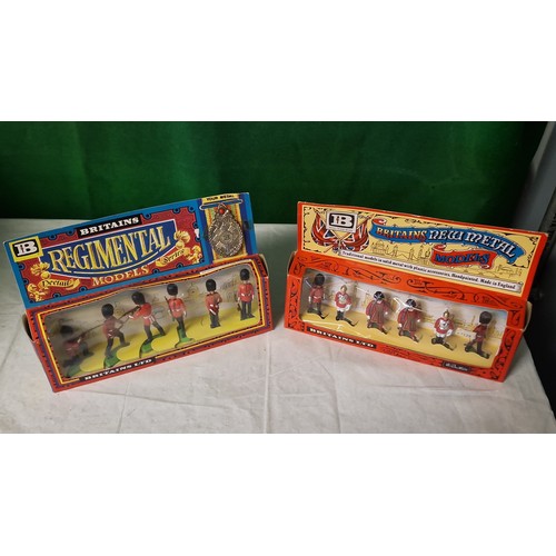 615 - 2 X BOXED SETS OF VINTAGE BRITAINS DIECAST SOLDIERS - 1 INC ORIGINAL MEDAL THAT CAME WITH THE SET