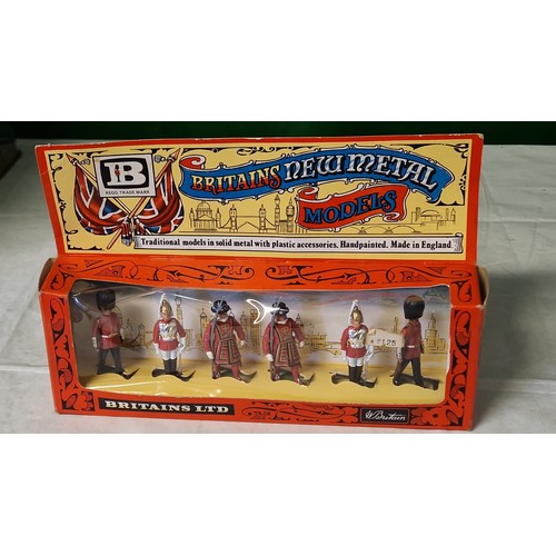 615 - 2 X BOXED SETS OF VINTAGE BRITAINS DIECAST SOLDIERS - 1 INC ORIGINAL MEDAL THAT CAME WITH THE SET