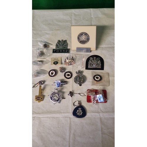 624 - QTY OF VARIOUS POLICE BADGES ETC