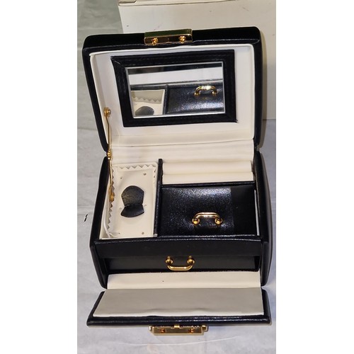 634 - NEW BOXED SMALL DULWICH DESIGNS GENUINE LEATHER JEWELERY BOX - GREAT CHRISTMAS GIFT