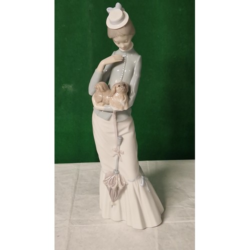 708 - LARGE LLADRO FIGURE OF A WOMAN - STANDS 38CMS H