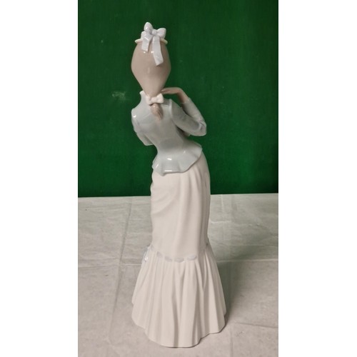 708 - LARGE LLADRO FIGURE OF A WOMAN - STANDS 38CMS H