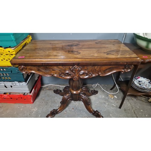 55 - LOVELY EARLY VERY ORNATE SWIVEL TOP GAMES TABLE ON A BEAUTIFUL PEDESTAL BASE WITH RED BAIZE INSIDE -... 