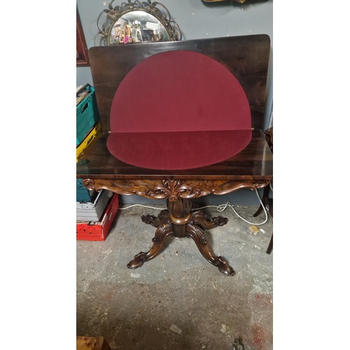 55 - LOVELY EARLY VERY ORNATE SWIVEL TOP GAMES TABLE ON A BEAUTIFUL PEDESTAL BASE WITH RED BAIZE INSIDE -... 