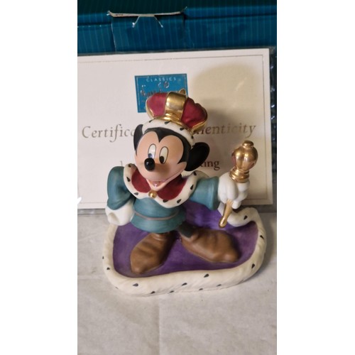 595 - BOXED DISNEYS CLASSIC LONG LIVE THE KING MICKEY MOUSE FROM THE PRINCE AND THE PAUPER - STANDS 11CMS ... 