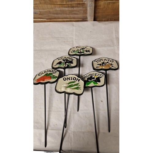 883 - 6 X LOVELY METAL GARDEN VEGETABLE SIGNS