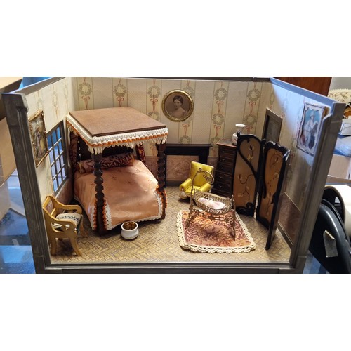 571 - BEAUTIFUL DOLLS HOUSE BEDROOM SETTING INC METAL SWING CRIB AND BABY DOLL, 4 POSTER BED, SCREEN & 3 X... 