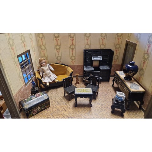 577 - LOVELY DOLLS HOUSE ROOM SETTING INC DOLL, LARGE RANGE, VASES ETC -  *** PLEASE NOTE THE OUTER ROOM S... 