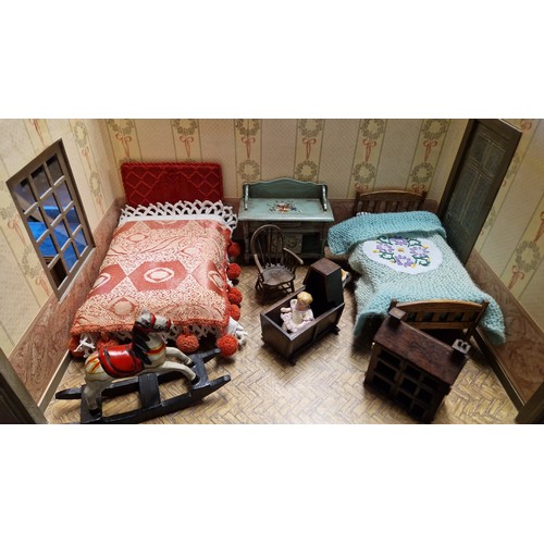 578 - LOVELY DOLLS HOUSE FEAMILY BEDROOM ROOM SETTING - INC VINTAGE BABY DOLL, BEDS, POTTY, TOY DOLLS HOUS... 