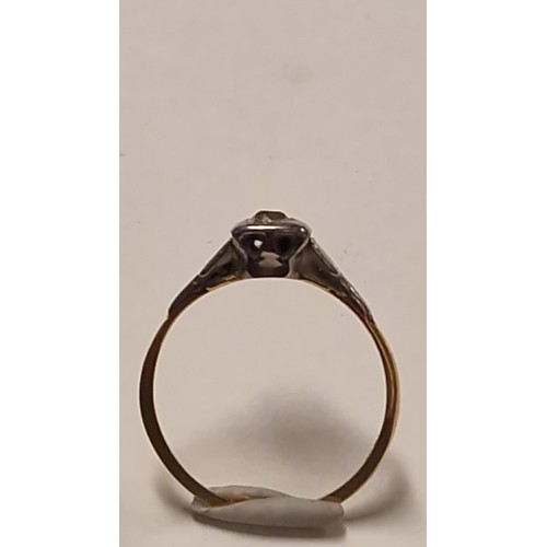 71 - LOVELY 18CT GOLD & DIAMOND RING - SIZE Q - OVERALL WEIGHT 2.1GRMS