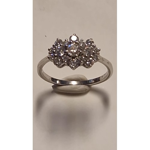 98 - BEAUTIFUL STERLING SILVER CLUSTER RING - RING SIZE S 1/2