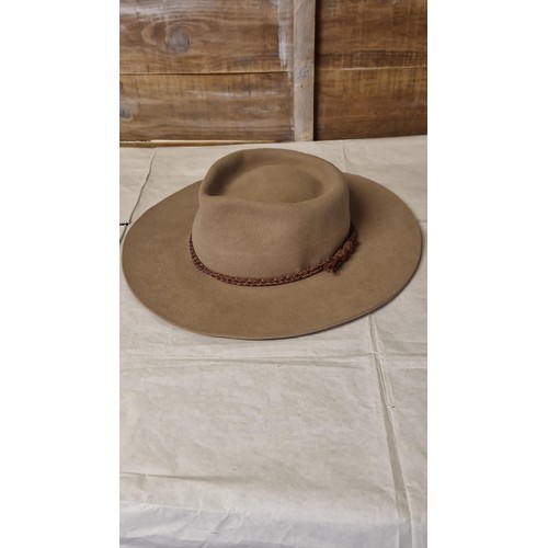 774 - LOVELY BUSH HAT BY R.M.WILLIAMS THE ORIGINAL BUSHMENS OUTFITTERS HAT - MADE IN AUSTRALIA