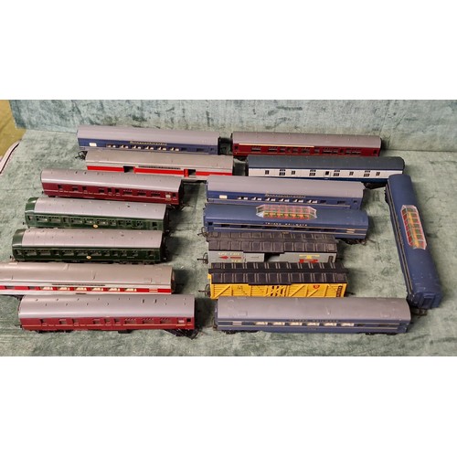 354 - VERY, VERY LARGE BOX OF 58 X  MIXED TRI-ANG TRAIN CARRIAGES, WAGONS ETC