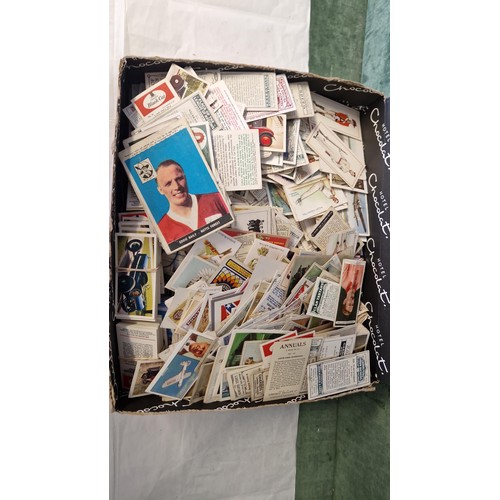 385 - 3 X ALBUMS AND LOOSE CIGARETTE CARDS - APPROX 3000