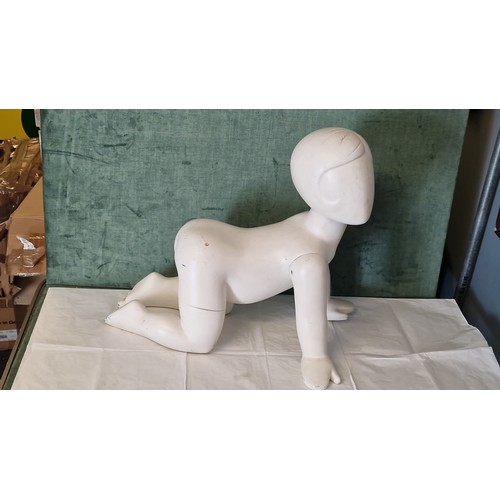 252 - SHOP MANNEQUIN IN THE FORM OF A BABY - 50CMS LONG X 45CMS H
