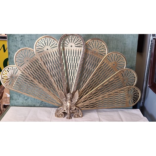256 - DECORATIVE VINTAGE BRASS PEACOCK EXTENDING FIRE GUARD - OPEN 80CMS X 60CMS