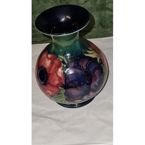 261 - LOVELY LARGE MOORCROFT VASE IN THE 