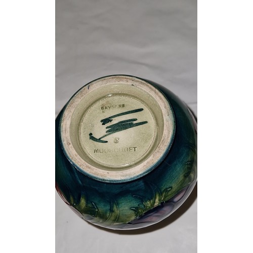 261 - LOVELY LARGE MOORCROFT VASE IN THE 