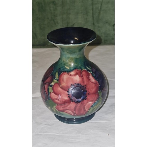 261 - LOVELY LARGE MOORCROFT VASE IN THE 