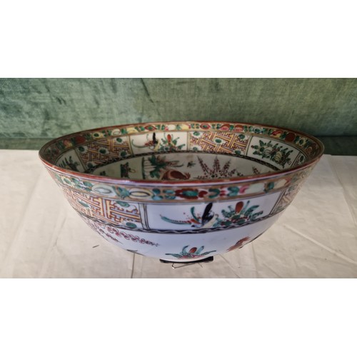 264 - LOVELY LARGE ORIENTAL BOWL DECORATED WITH FIGHTING COCKERELS - 26CMS DIAM X 11CMS H - MARKED TO BASE