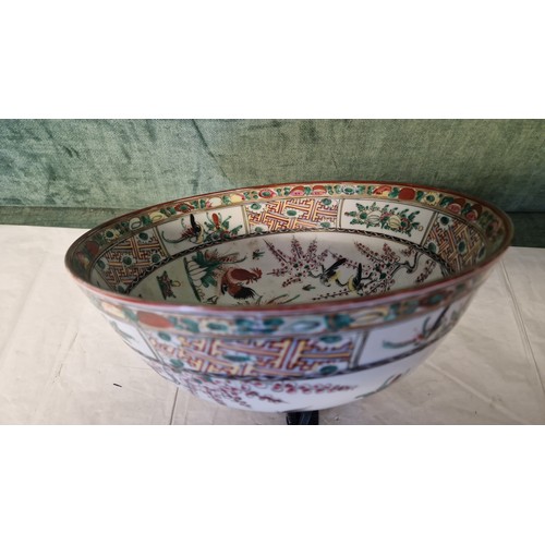 264 - LOVELY LARGE ORIENTAL BOWL DECORATED WITH FIGHTING COCKERELS - 26CMS DIAM X 11CMS H - MARKED TO BASE