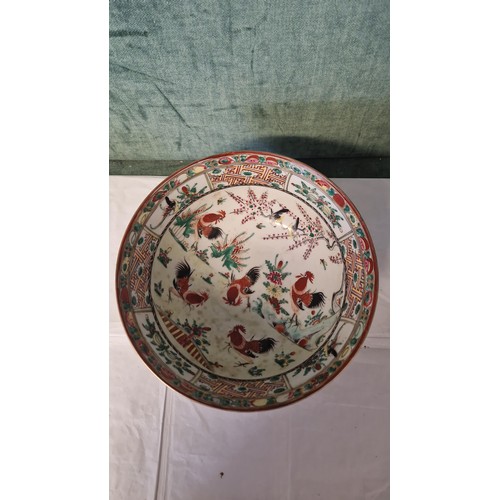 264 - LOVELY LARGE ORIENTAL BOWL DECORATED WITH FIGHTING COCKERELS - 26CMS DIAM X 11CMS H - MARKED TO BASE