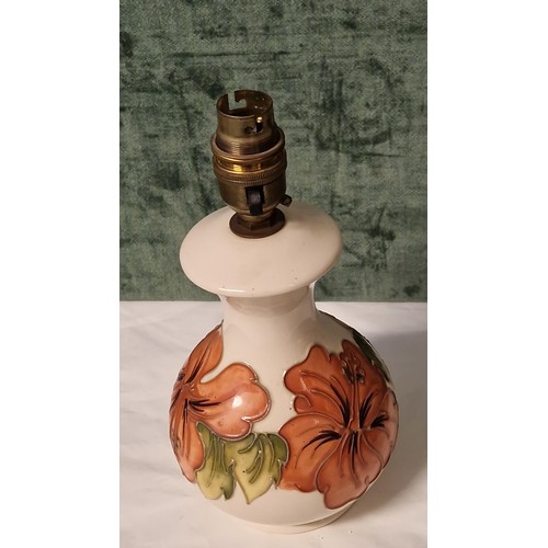 269 - LOVELY MOORCROFT TABLE LAMP IN THE 