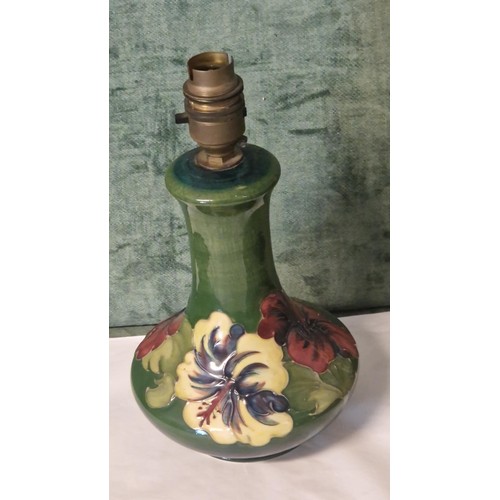 270 - LOVELY MOORCROFT TABLE LAMP IN THE 