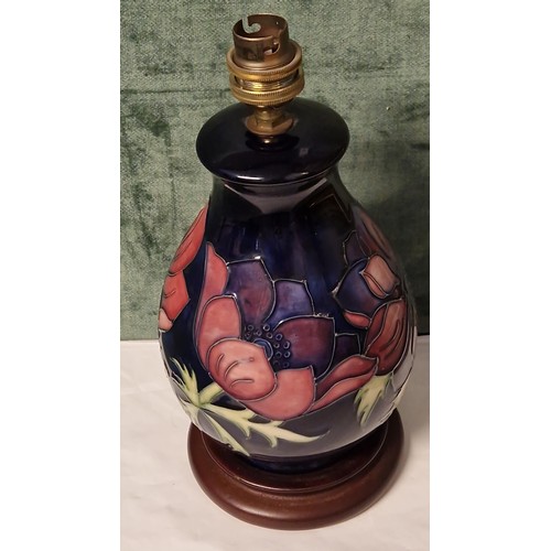 271 - LOVELY MOORCROFT TABLE LAMP IN THE 