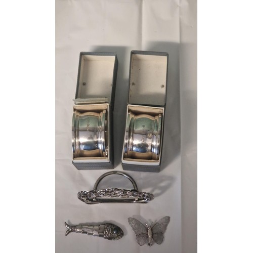 279 - 2 X BOXED  SILVER HALLMARKED NAPKIN RINGS & SILVER BUTTERFLY BROOCH, ORNATE SILVER MENU HOLDER & ART... 