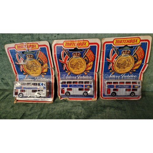 289 - 3 X VINTAGE MATCHBOX 1977 SILVER JUBILEE COMMEMORATIVE BUSES ON ORIGINAL CARD
