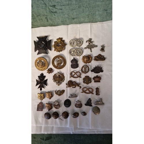 294 - QTY OF ROYAL ARTILLERY BUTTONS & LARGE QTY OF ASSORTED MILITARY BADGES