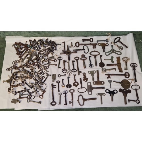 VERY LARGE QTY OF VINTAGE MIXED KEYS INC MINIC TRIANG, CABINET KEYS ...