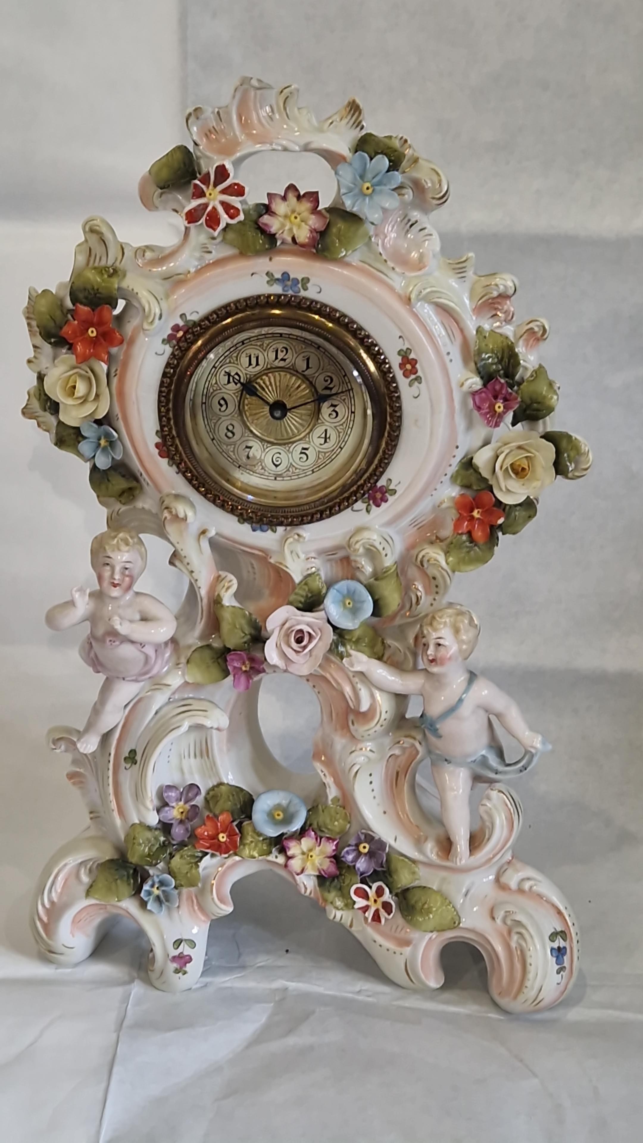 LOVELY VINTAGE ROCOCO STYLE PORCELAIN MANTLE CLOCK FEATURING DELICATE ...