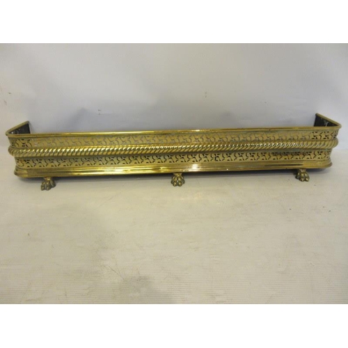 132 - Georgian brass fender with metal tray back and raised on claw feet. W. 5ft approx.