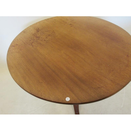 92 - Antique mahogany circular tea table on tripod support. Diameter 34