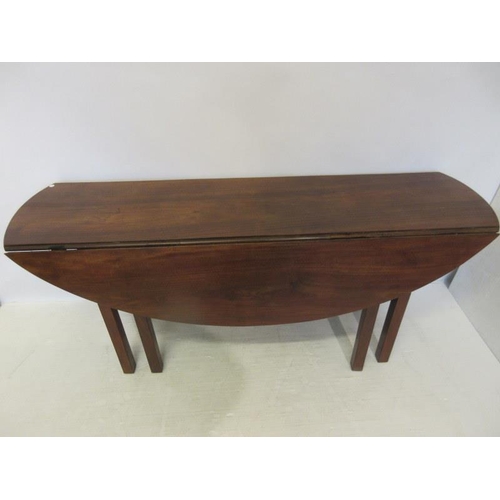 110 - Good quality Edwardian mahogany hunt table raised on square legs. Length 178cm approx.