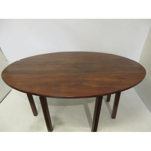 110 - Good quality Edwardian mahogany hunt table raised on square legs. Length 178cm approx.